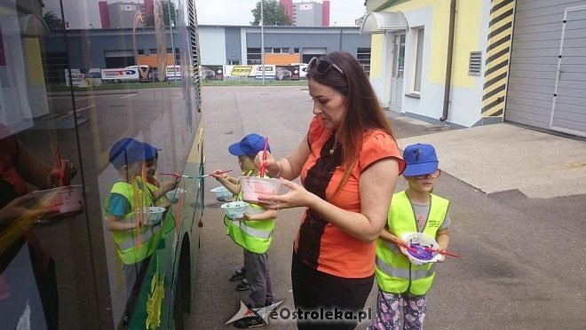 Dzień Dziecka z MZK: Przedszkolaki pomalowały autobus [01.06.2016] - zdjęcie #31 - eOstroleka.pl