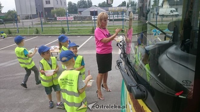 Dzień Dziecka z MZK: Przedszkolaki pomalowały autobus [01.06.2016] - zdjęcie #33 - eOstroleka.pl