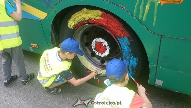 Dzień Dziecka z MZK: Przedszkolaki pomalowały autobus [01.06.2016] - zdjęcie #36 - eOstroleka.pl