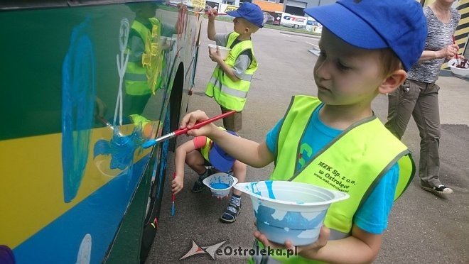 Dzień Dziecka z MZK: Przedszkolaki pomalowały autobus [01.06.2016] - zdjęcie #38 - eOstroleka.pl
