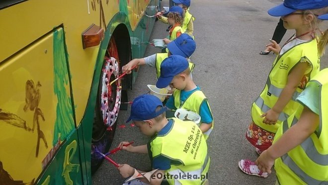Dzień Dziecka z MZK: Przedszkolaki pomalowały autobus [01.06.2016] - zdjęcie #3 - eOstroleka.pl