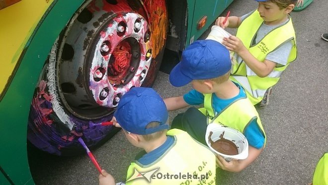 Dzień Dziecka z MZK: Przedszkolaki pomalowały autobus [01.06.2016] - zdjęcie #2 - eOstroleka.pl