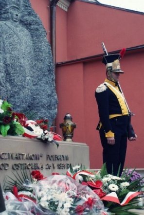 Poświęcenie Pomnika Czwartaków (11.11.09) - zdjęcie #4 - eOstroleka.pl
