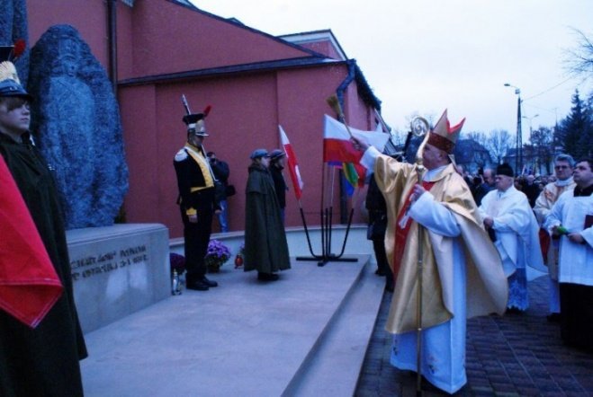 Poświęcenie Pomnika Czwartaków (11.11.09) - zdjęcie #64 - eOstroleka.pl