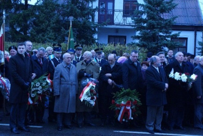 Poświęcenie Pomnika Czwartaków (11.11.09) - zdjęcie #10 - eOstroleka.pl