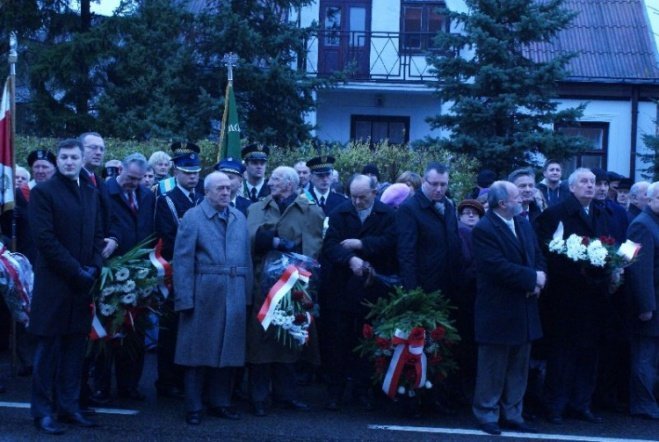 Poświęcenie Pomnika Czwartaków (11.11.09) - zdjęcie #57 - eOstroleka.pl