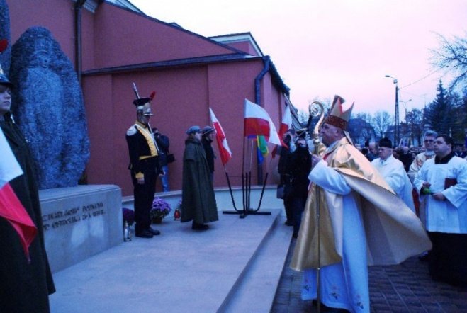 Poświęcenie Pomnika Czwartaków (11.11.09) - zdjęcie #56 - eOstroleka.pl