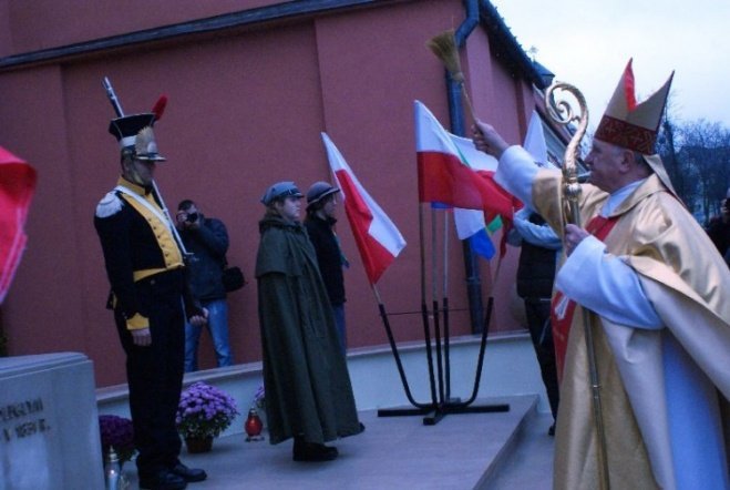 Poświęcenie Pomnika Czwartaków (11.11.09) - zdjęcie #55 - eOstroleka.pl