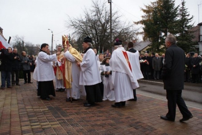 Poświęcenie Pomnika Czwartaków (11.11.09) - zdjęcie #54 - eOstroleka.pl