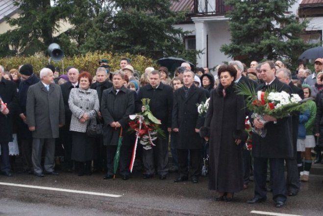 Poświęcenie Pomnika Czwartaków (11.11.09) - zdjęcie #14 - eOstroleka.pl