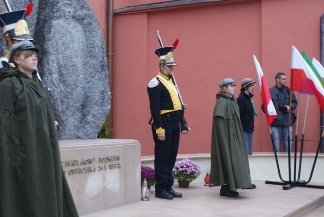 Poświęcenie Pomnika Czwartaków (11.11.09) - zdjęcie #15 - eOstroleka.pl