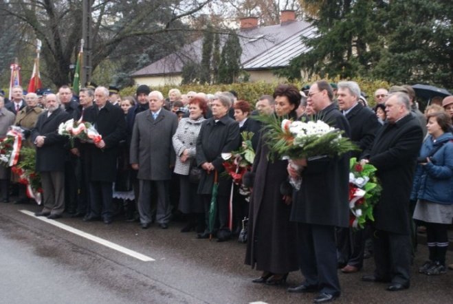 Poświęcenie Pomnika Czwartaków (11.11.09) - zdjęcie #19 - eOstroleka.pl