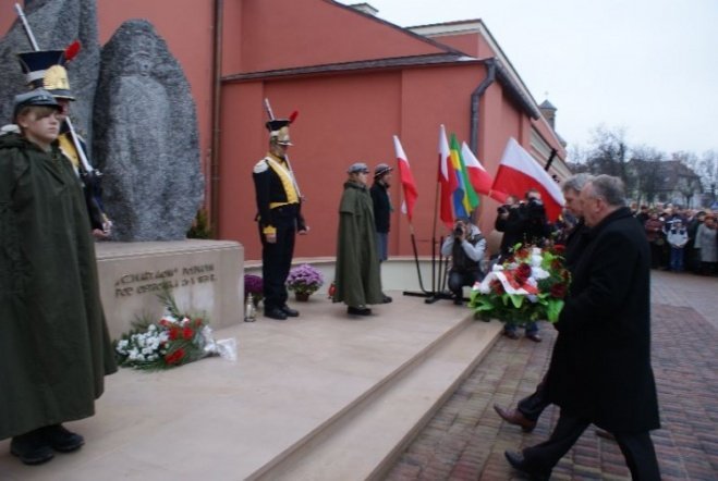 Poświęcenie Pomnika Czwartaków (11.11.09) - zdjęcie #21 - eOstroleka.pl