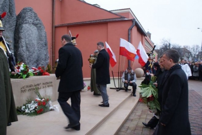Poświęcenie Pomnika Czwartaków (11.11.09) - zdjęcie #45 - eOstroleka.pl