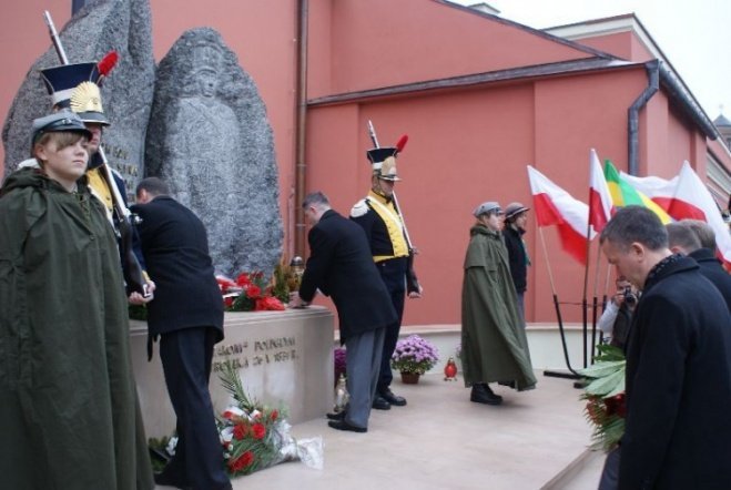Poświęcenie Pomnika Czwartaków (11.11.09) - zdjęcie #44 - eOstroleka.pl