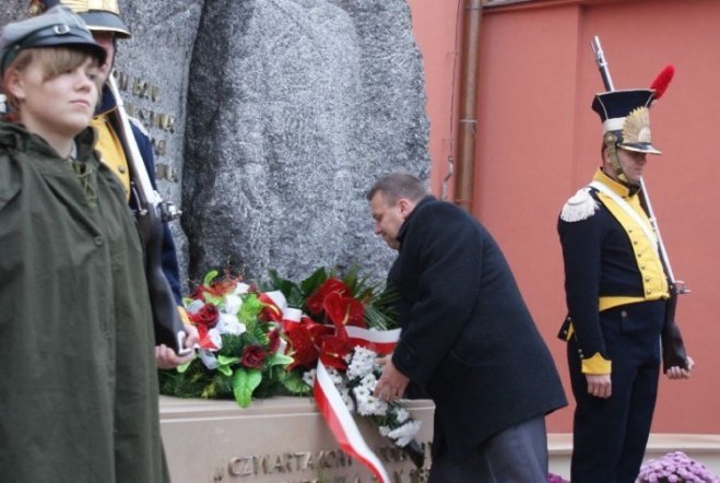 Poświęcenie Pomnika Czwartaków (11.11.09) - zdjęcie #43 - eOstroleka.pl