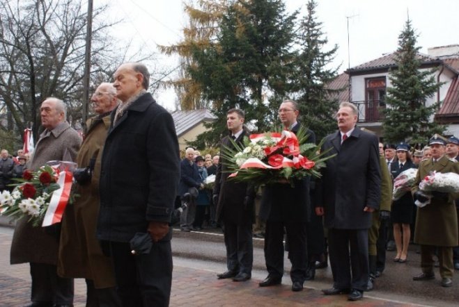 Poświęcenie Pomnika Czwartaków (11.11.09) - zdjęcie #29 - eOstroleka.pl