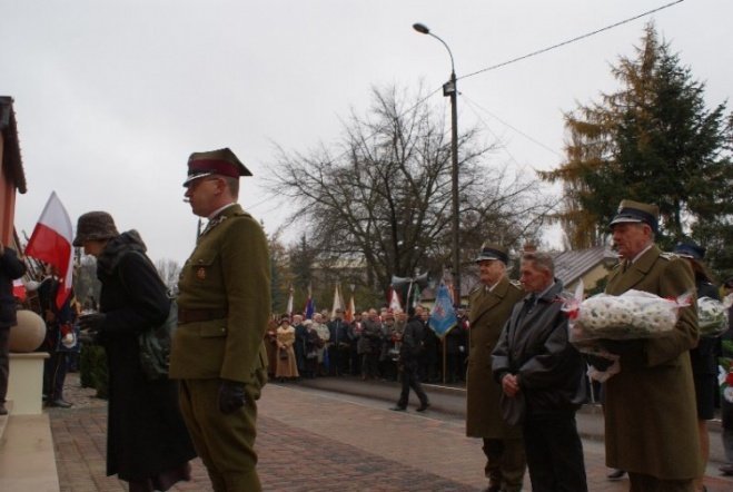 Poświęcenie Pomnika Czwartaków (11.11.09) - zdjęcie #36 - eOstroleka.pl
