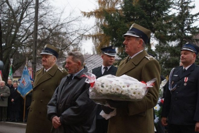 Poświęcenie Pomnika Czwartaków (11.11.09) - zdjęcie #35 - eOstroleka.pl