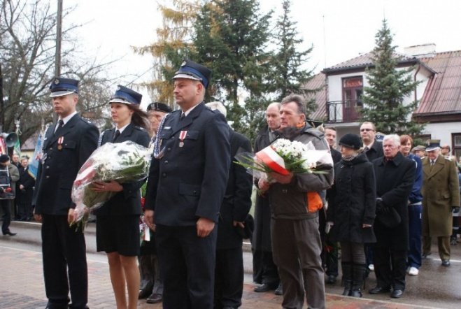 Poświęcenie Pomnika Czwartaków (11.11.09) - zdjęcie #34 - eOstroleka.pl