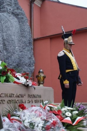 Poświęcenie Pomnika Czwartaków (11.11.09) - zdjęcie #32 - eOstroleka.pl