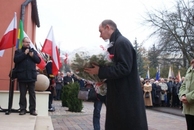 Poświęcenie Pomnika Czwartaków (11.11.09) - zdjęcie #30 - eOstroleka.pl