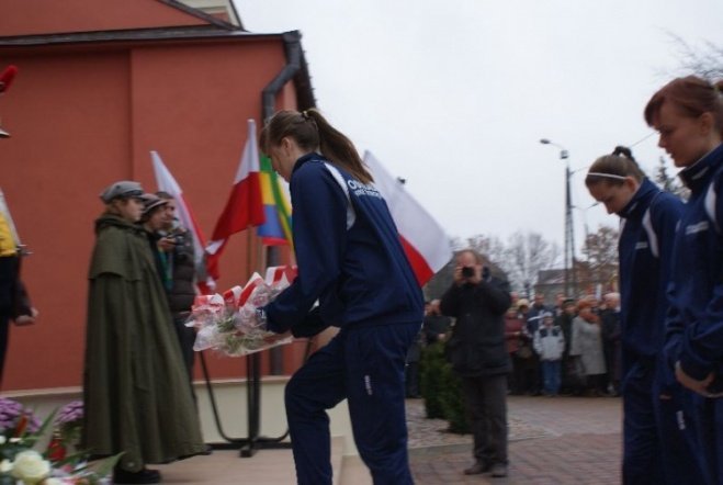 Poświęcenie Pomnika Czwartaków (11.11.09) - zdjęcie #40 - eOstroleka.pl