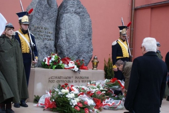 Poświęcenie Pomnika Czwartaków (11.11.09) - zdjęcie #20 - eOstroleka.pl