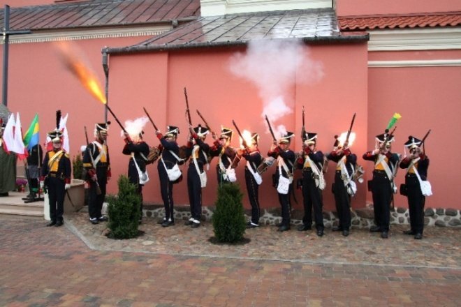 Poświęcenie Pomnika Czwartaków (11.11.09) - zdjęcie #5 - eOstroleka.pl