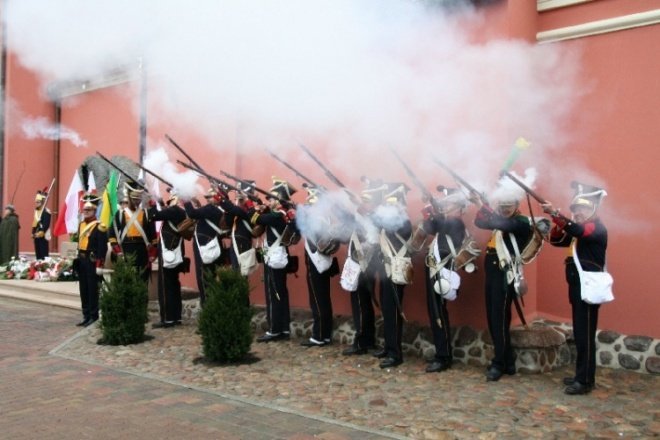 Poświęcenie Pomnika Czwartaków (11.11.09) - zdjęcie #3 - eOstroleka.pl