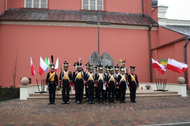 Poświęcenie Pomnika Czwartaków (11.11.09) - zdjęcie #1 - eOstroleka.pl