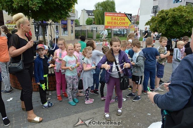 Językowy Dzień Dziecka z I LO w Ostrołęce [01.06.2016] - zdjęcie #13 - eOstroleka.pl