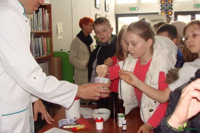Spotkanie z aptekarzem w kadzidlańskiej bibliotece [03.06.2016] - zdjęcie #5 - eOstroleka.pl