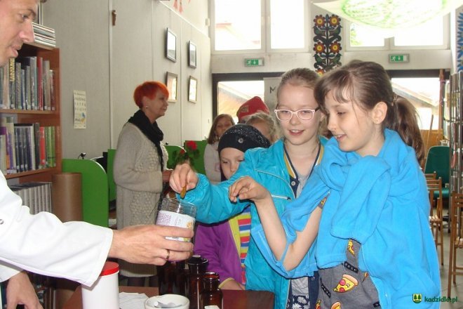 Spotkanie z aptekarzem w kadzidlańskiej bibliotece [03.06.2016] - zdjęcie #3 - eOstroleka.pl