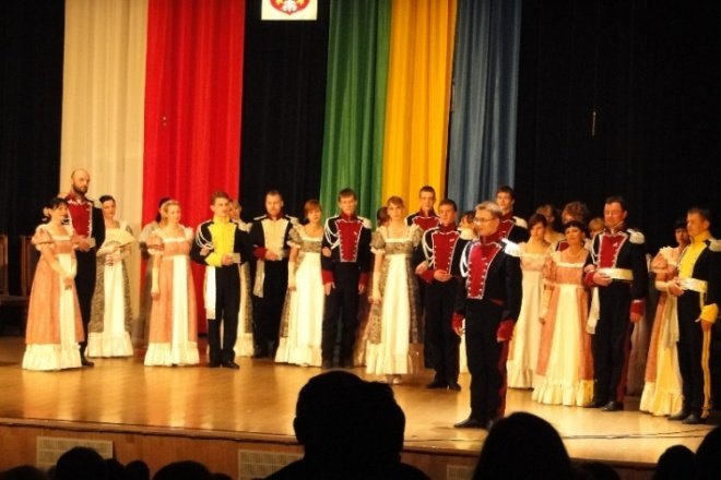 III Wspólne śpiewanie pieśni patriotycznych Chwała bohaterom (11.11.09) - zdjęcie #26 - eOstroleka.pl