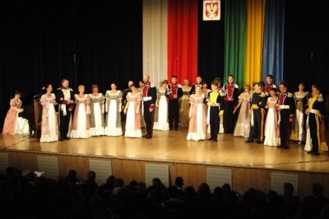 III Wspólne śpiewanie pieśni patriotycznych Chwała bohaterom (11.11.09) - zdjęcie #23 - eOstroleka.pl