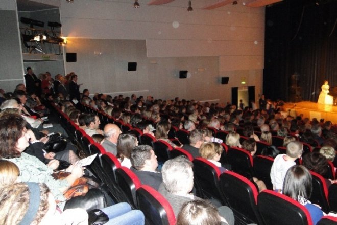 III Wspólne śpiewanie pieśni patriotycznych Chwała bohaterom (11.11.09) - zdjęcie #20 - eOstroleka.pl
