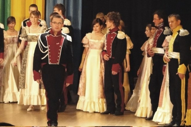 III Wspólne śpiewanie pieśni patriotycznych Chwała bohaterom (11.11.09) - zdjęcie #18 - eOstroleka.pl