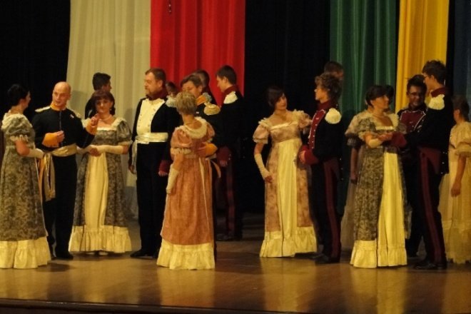 III Wspólne śpiewanie pieśni patriotycznych Chwała bohaterom (11.11.09) - zdjęcie #17 - eOstroleka.pl
