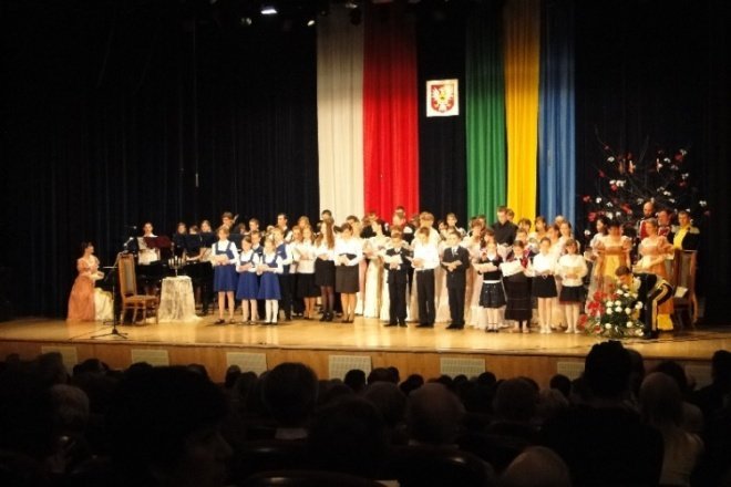 III Wspólne śpiewanie pieśni patriotycznych Chwała bohaterom (11.11.09) - zdjęcie #13 - eOstroleka.pl