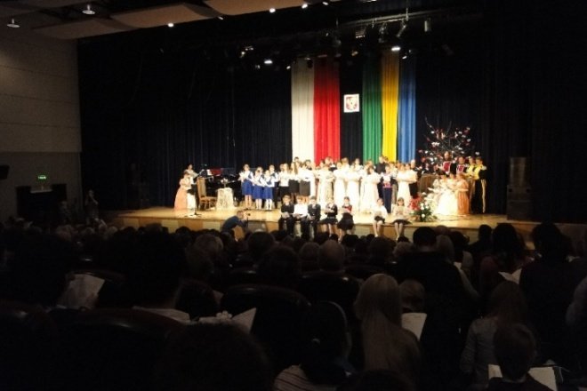 III Wspólne śpiewanie pieśni patriotycznych Chwała bohaterom (11.11.09) - zdjęcie #12 - eOstroleka.pl