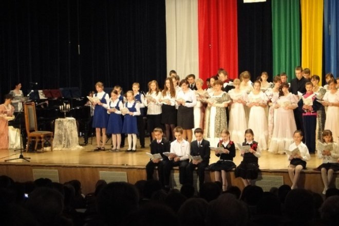 III Wspólne śpiewanie pieśni patriotycznych Chwała bohaterom (11.11.09) - zdjęcie #11 - eOstroleka.pl