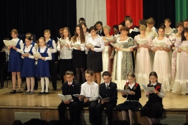 III Wspólne śpiewanie pieśni patriotycznych Chwała bohaterom (11.11.09) - zdjęcie #10 - eOstroleka.pl