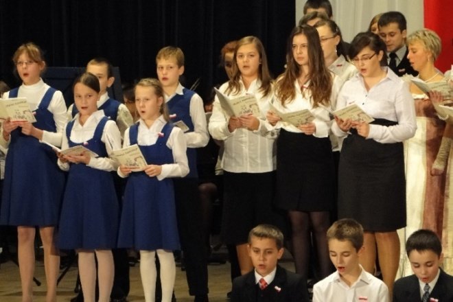 III Wspólne śpiewanie pieśni patriotycznych Chwała bohaterom (11.11.09) - zdjęcie #9 - eOstroleka.pl