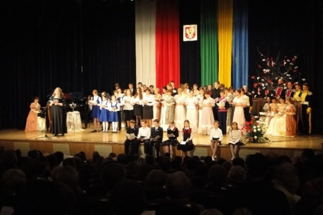 III Wspólne śpiewanie pieśni patriotycznych Chwała bohaterom (11.11.09) - zdjęcie #4 - eOstroleka.pl
