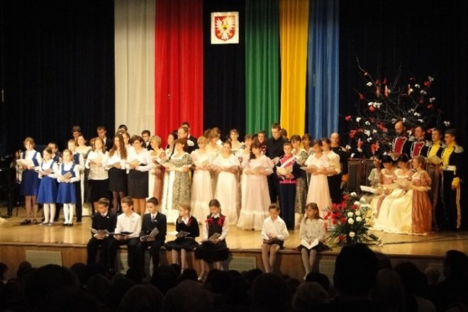 III Wspólne śpiewanie pieśni patriotycznych Chwała bohaterom (11.11.09) - zdjęcie #3 - eOstroleka.pl