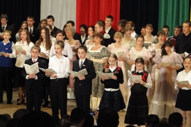 III Wspólne śpiewanie pieśni patriotycznych Chwała bohaterom (11.11.09) - zdjęcie #1 - eOstroleka.pl