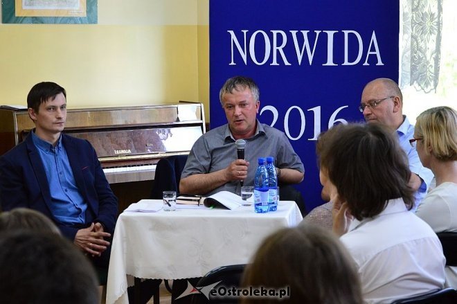 „Czytanie Norwida 2016” w II Liceum Ogólnokształcącym w Ostrołęce [07.06.2016] - zdjęcie #2 - eOstroleka.pl