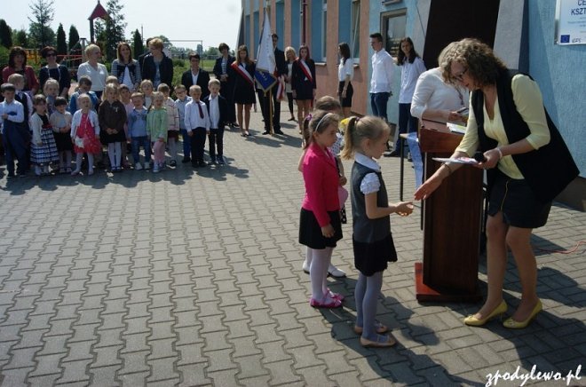 Uroczystości rocznicowe nadania imienia szkole w Dylewie [07.06.2016] - zdjęcie #13 - eOstroleka.pl