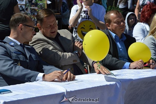 VIII Miejski Dzień Szkoły Bez Przemocy pod hasłem „Uderz mnie... uśmiechem” [09.0.2016] - zdjęcie #2 - eOstroleka.pl